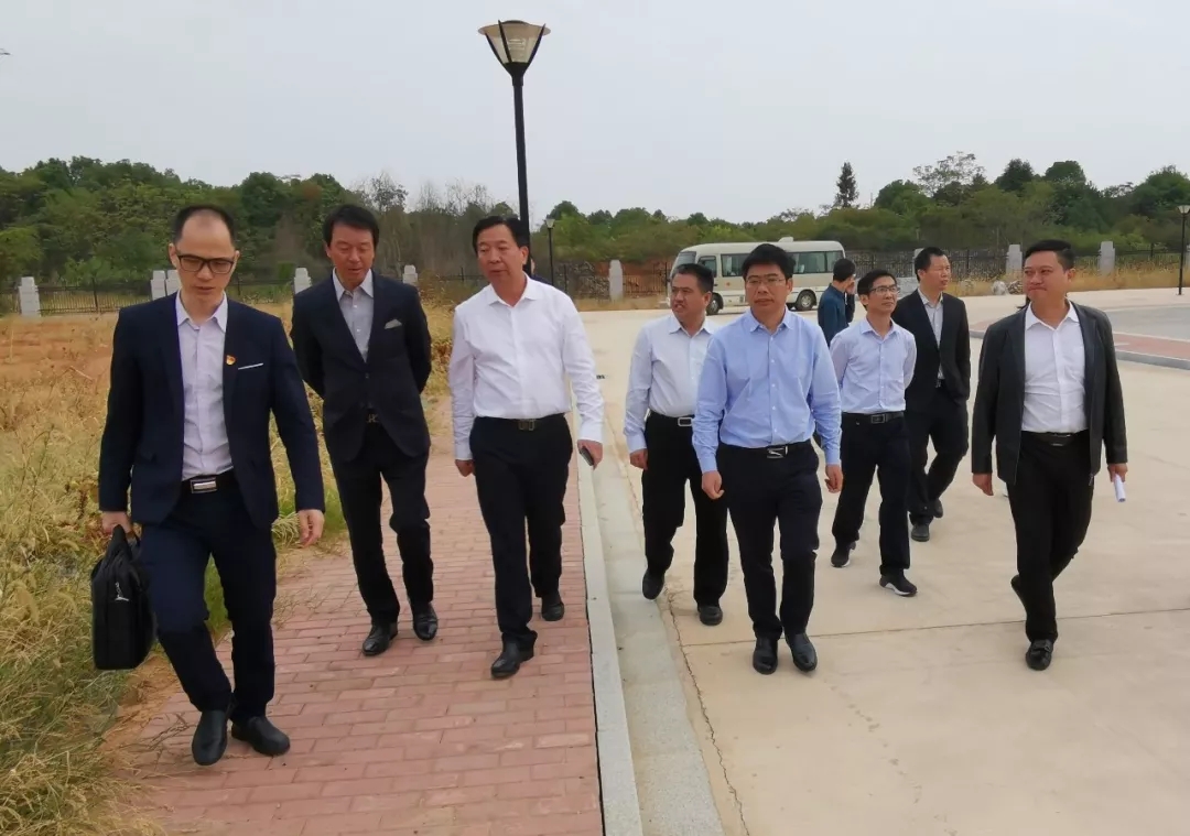 抚州市教体局局长吴建发(左三)等领导陪同彭锦环总裁(左二)实地考察